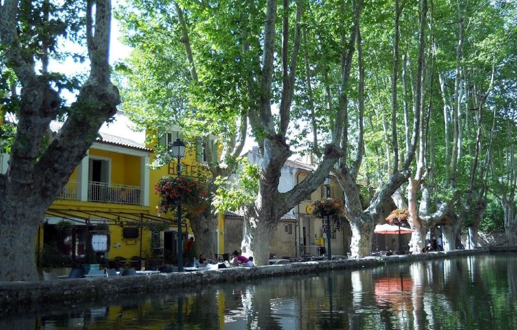 Logis Hotel De L'Etang Cucuron Kültér fotó