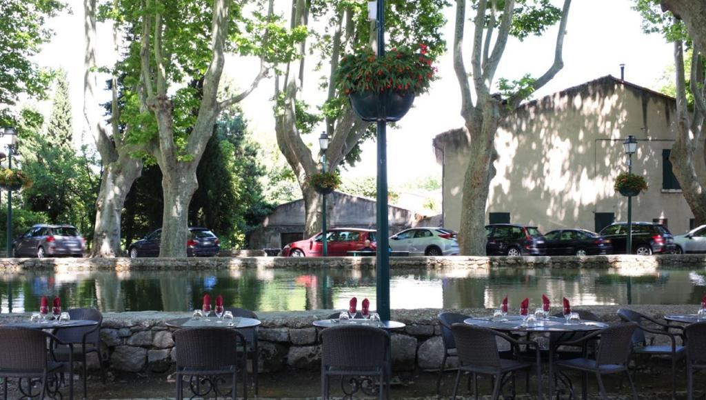 Logis Hotel De L'Etang Cucuron Kültér fotó