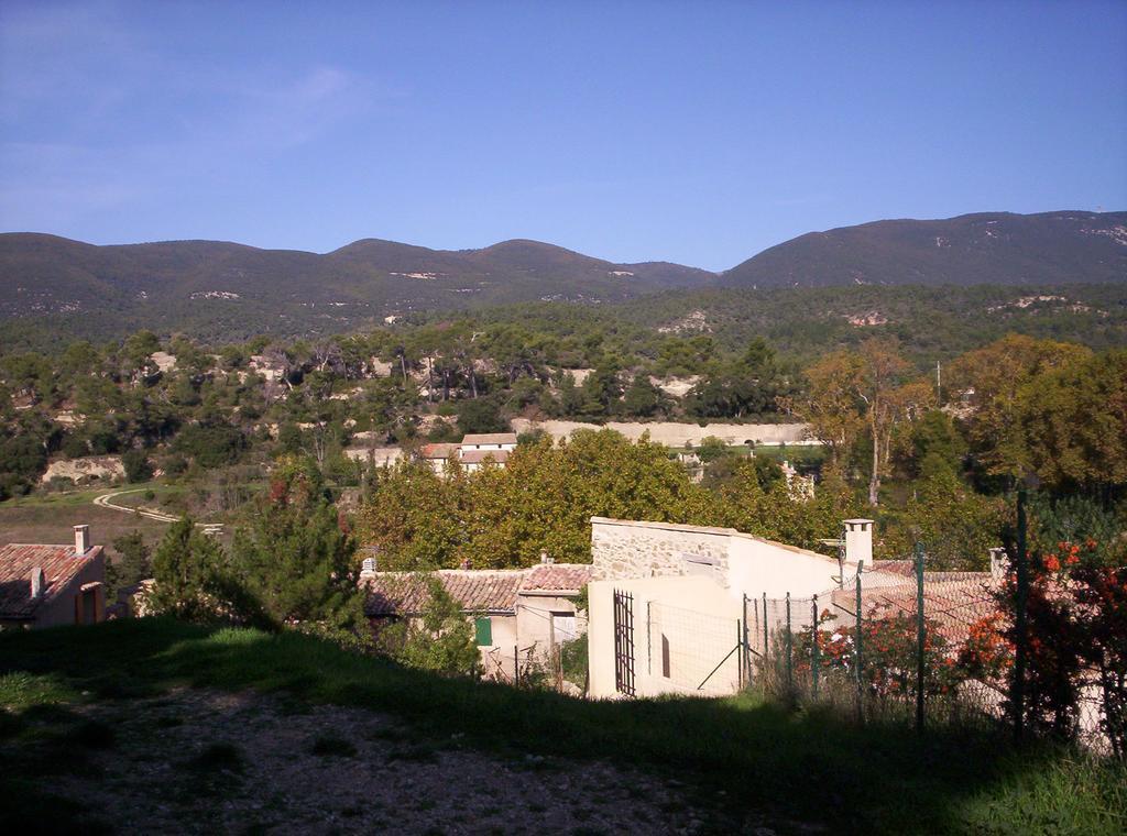 Logis Hotel De L'Etang Cucuron Kültér fotó