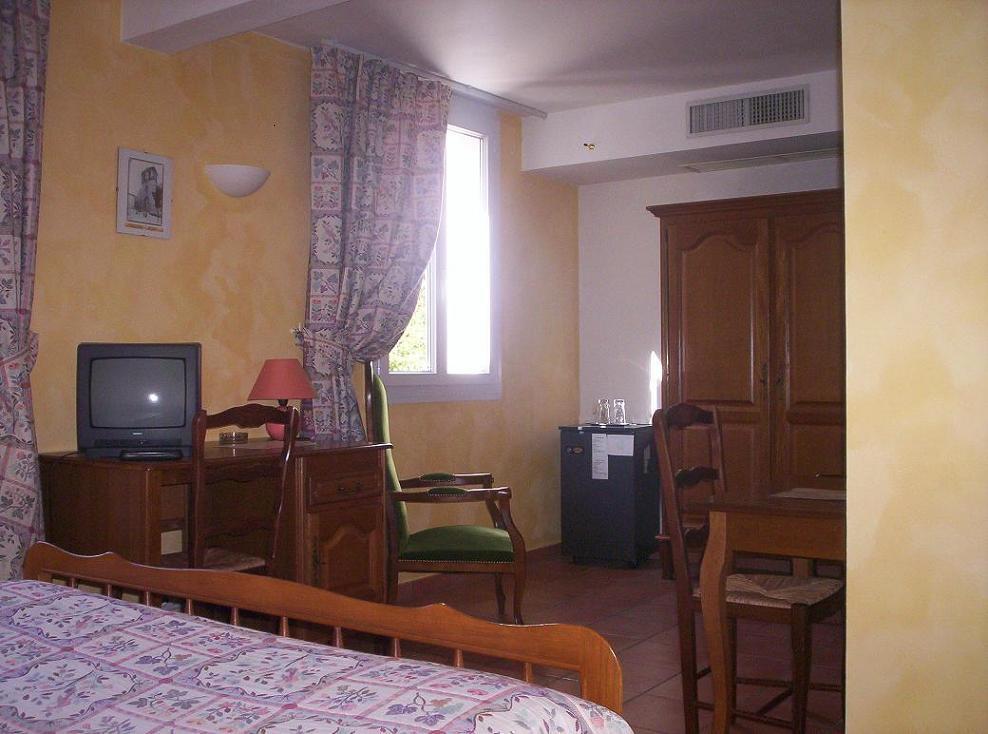 Logis Hotel De L'Etang Cucuron Kültér fotó
