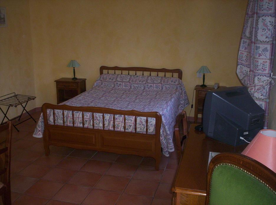 Logis Hotel De L'Etang Cucuron Kültér fotó