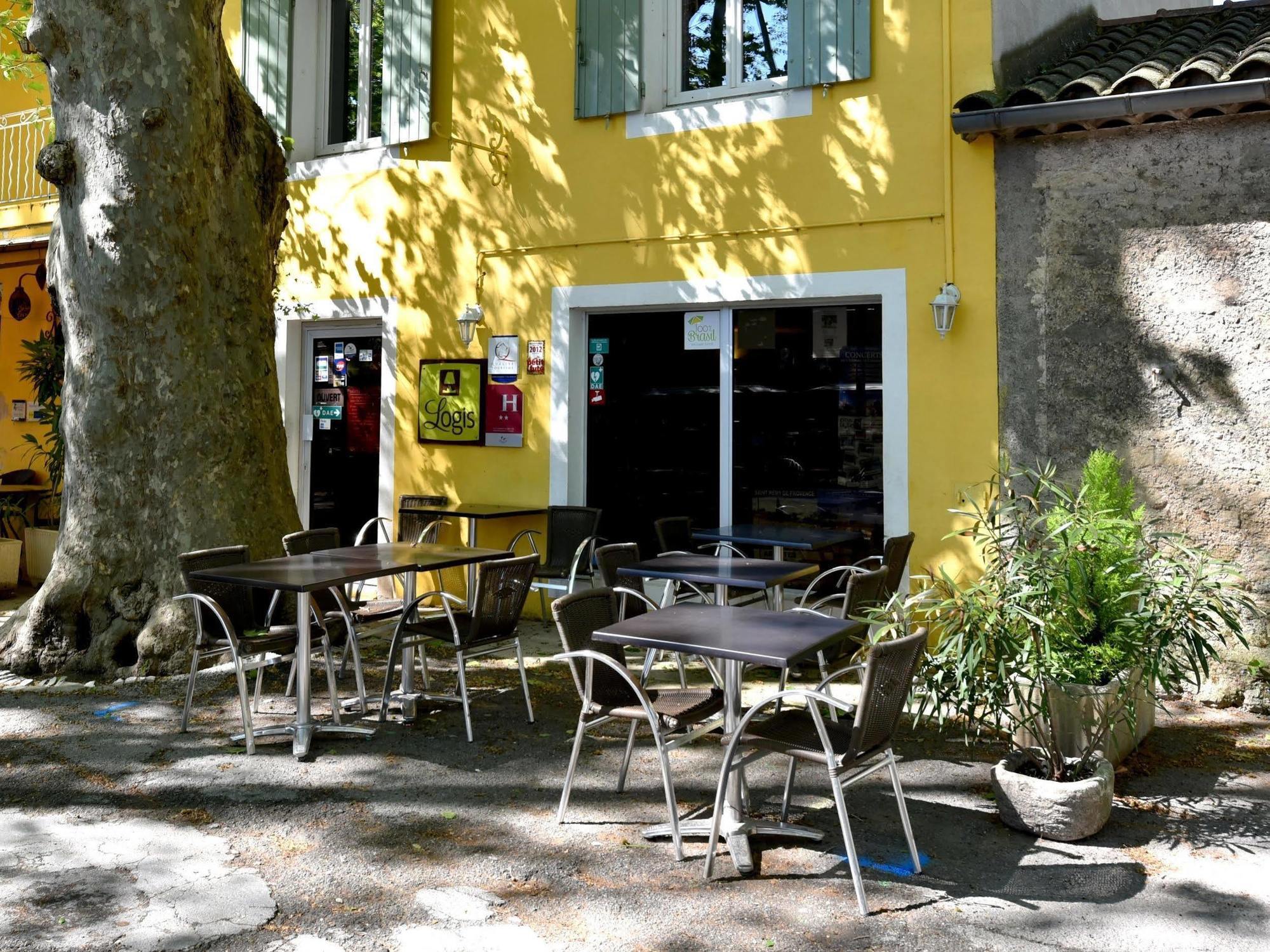 Logis Hotel De L'Etang Cucuron Kültér fotó