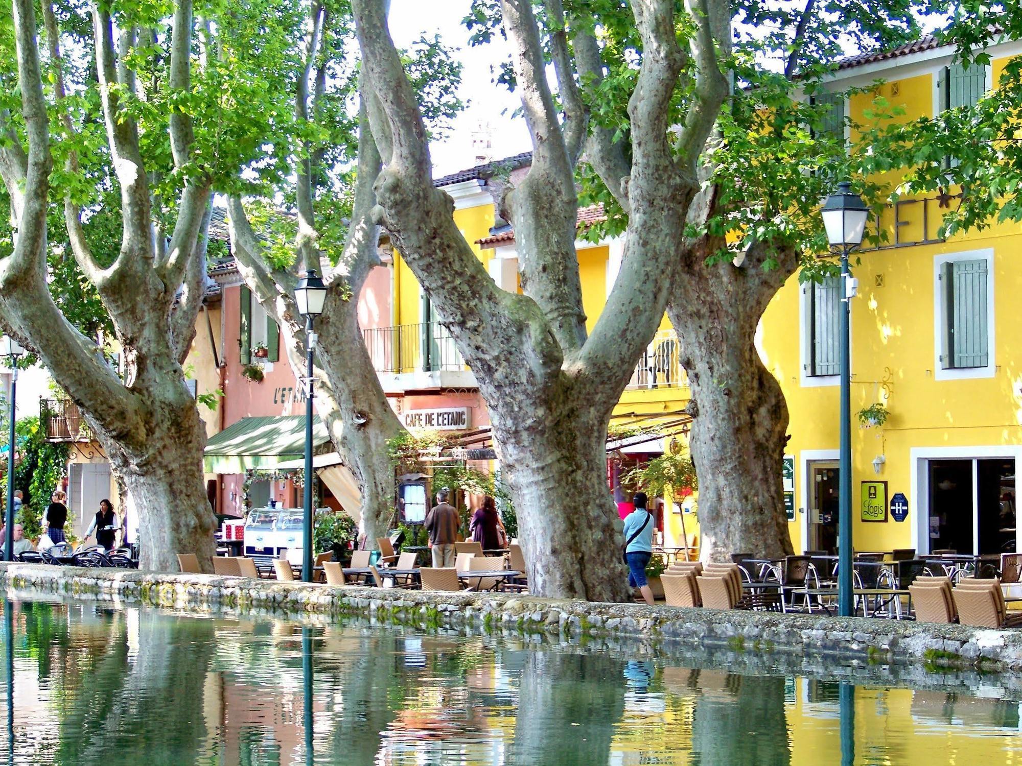 Logis Hotel De L'Etang Cucuron Kültér fotó