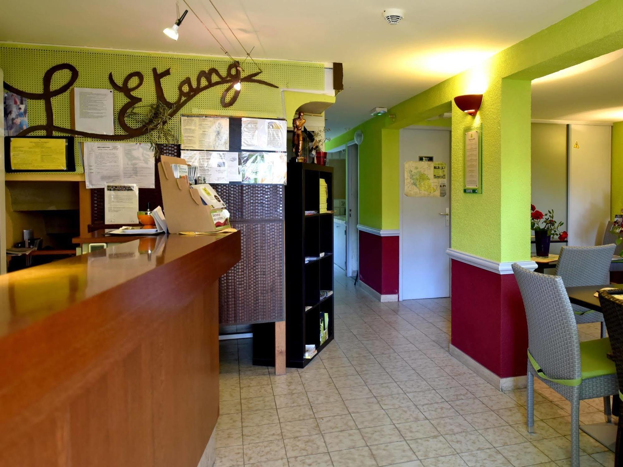 Logis Hotel De L'Etang Cucuron Kültér fotó