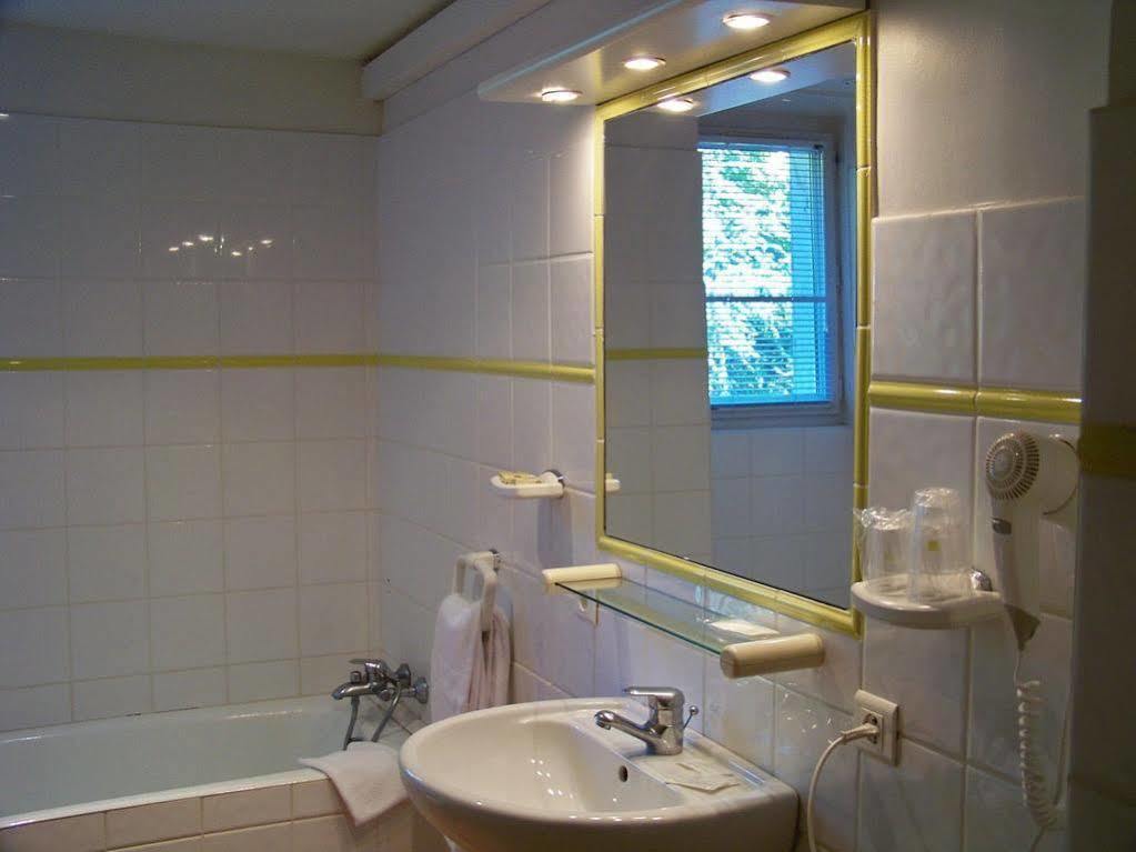 Logis Hotel De L'Etang Cucuron Kültér fotó