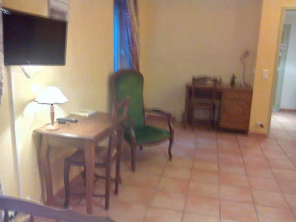 Logis Hotel De L'Etang Cucuron Kültér fotó