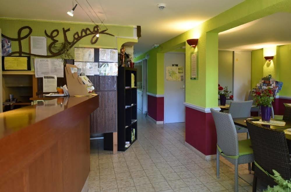Logis Hotel De L'Etang Cucuron Kültér fotó