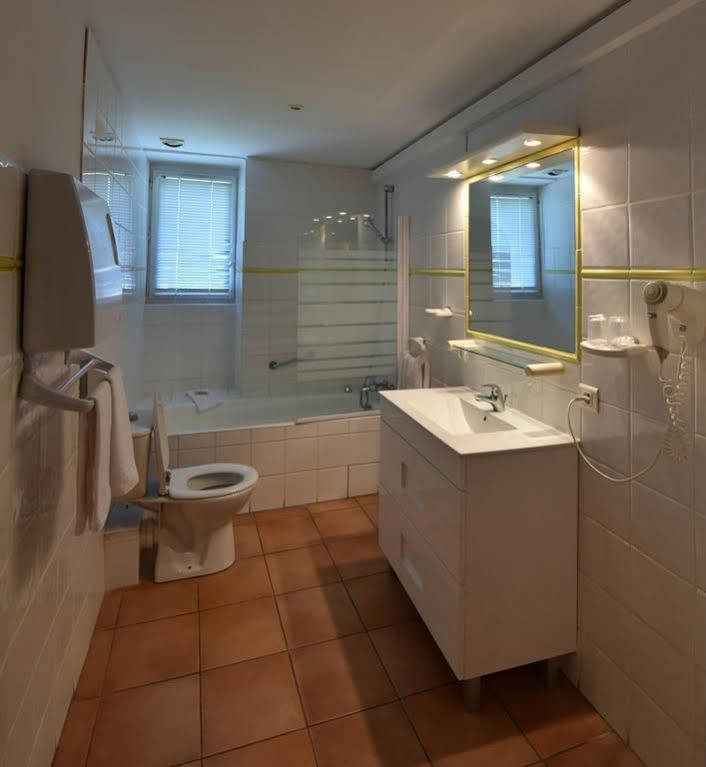 Logis Hotel De L'Etang Cucuron Kültér fotó