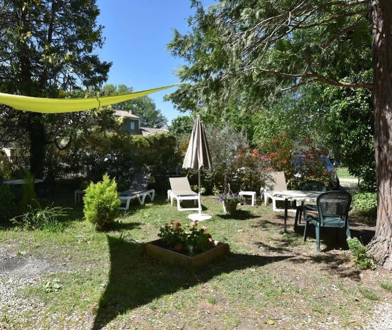Logis Hotel De L'Etang Cucuron Kültér fotó