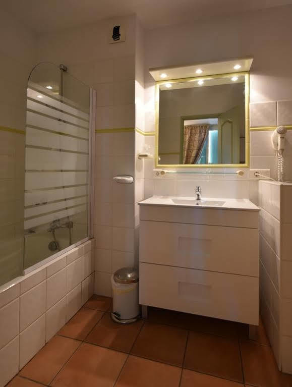 Logis Hotel De L'Etang Cucuron Kültér fotó