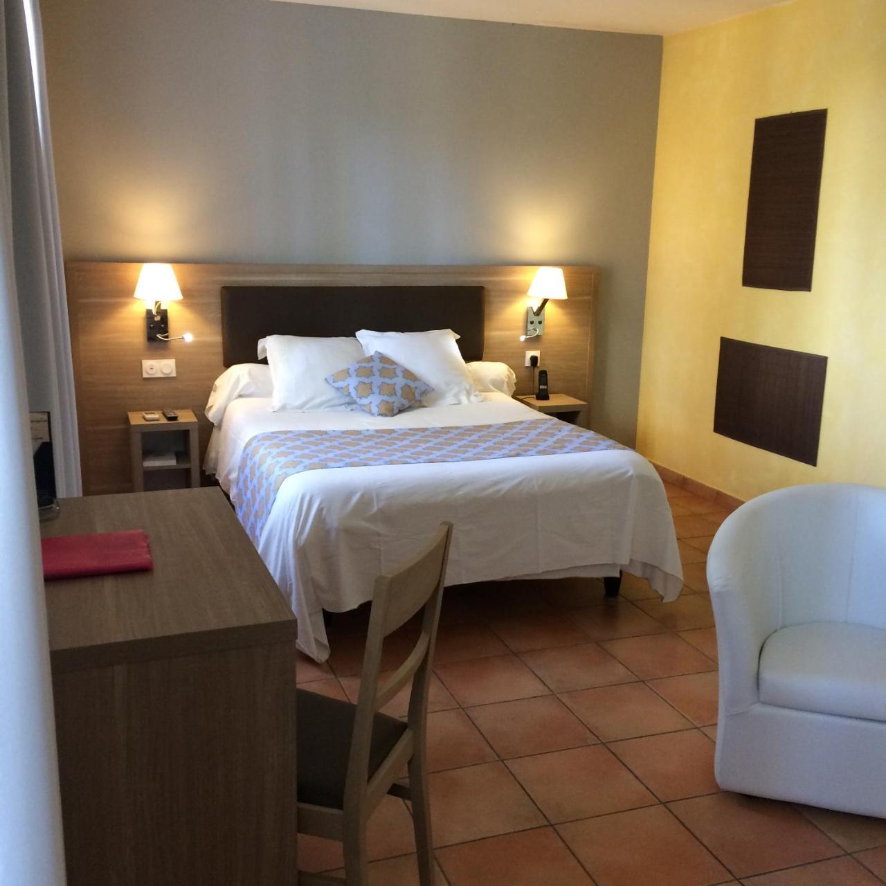 Logis Hotel De L'Etang Cucuron Kültér fotó